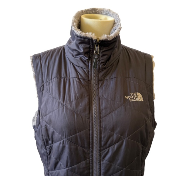 THE NORTH FACE REVERSIBLE VEST FULL ZIP POCKETS SILKY FUR LIKE INTERIOR HIKING M - Picture 2 of 9